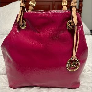 🌺💁‍♀️GORGEOUS MICHAEL KORS FUSHIA/MAGENTA PURSE!!! AMAZING CONDITION….